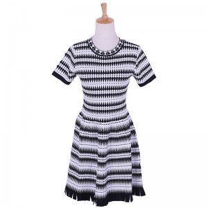 Dopasowana letnia sukienka damska w czarno-biały wzór geometryczny